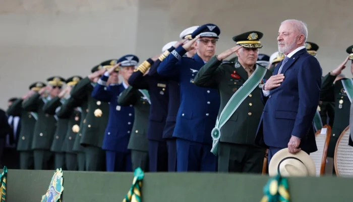 Lula participa de cerimônia do Dia do Soldado com autoridades em Brasília