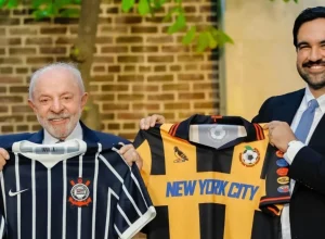Lula presenteia prefeito de Nova York com camisa do Corinthians