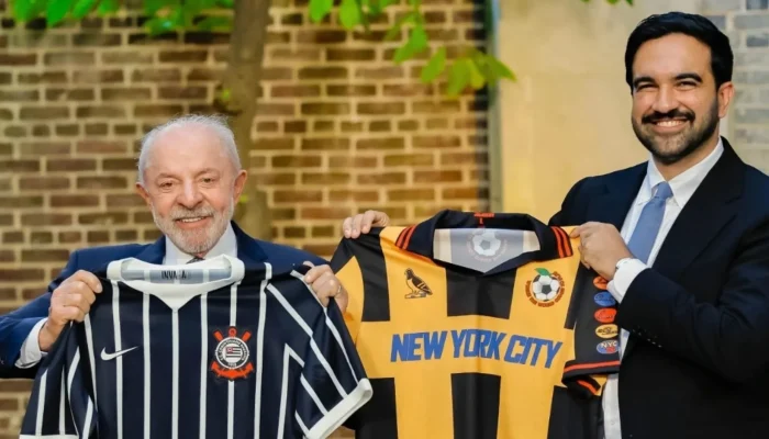Lula presenteia prefeito de Nova York com camisa do Corinthians