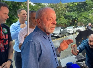 Lula promete ação judicial contra prefeitos por redução de transporte em dia de votação