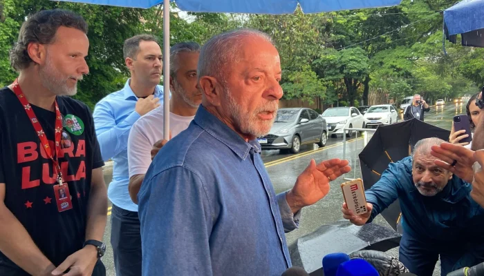 Lula promete ação judicial contra prefeitos por redução de transporte em dia de votação