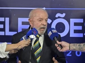 Lula se afasta de Flávio Bolsonaro em debate e critica família