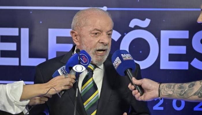 Lula se afasta de Flávio Bolsonaro em debate e critica família