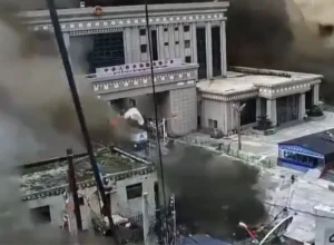 Mãe reencontra filho após enchentes no Nepal com ajuda de jornalista