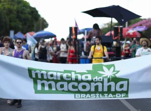 Marcha da Maconha em Brasília reúne manifestantes pela legalização