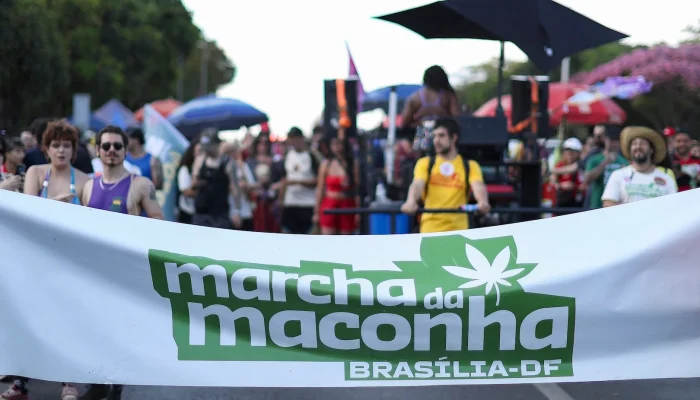 Marcha da Maconha em Brasília reúne manifestantes pela legalização