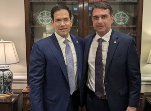 Marco Rubio é acusado de ajudar Flávio Bolsonaro a fugir para os EUA