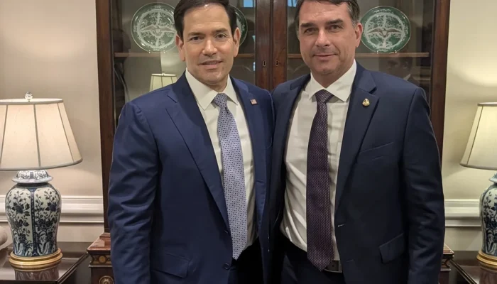 Marco Rubio é acusado de ajudar Flávio Bolsonaro a fugir para os EUA