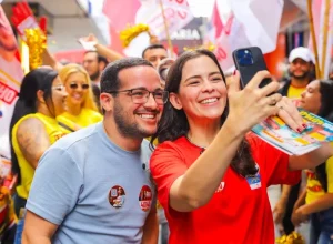 Maria Arraes e Vitinho Maia mobilizam público em visita à Feira de Caruaru