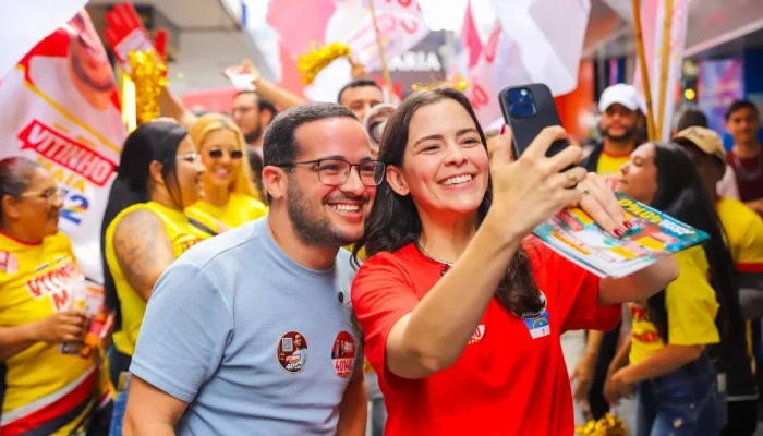 Maria Arraes e Vitinho Maia mobilizam público em visita à Feira de Caruaru