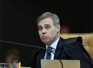 Mendonça justifica ação da PF citando rede de influência de Vorcaro