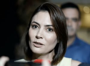 Michelle Bolsonaro critica decisão que veta uso de imagem de Jair em campanha