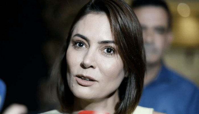 Michelle Bolsonaro critica decisão que veta uso de imagem de Jair em campanha