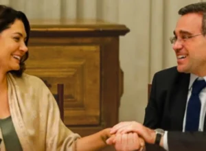 Michelle Bolsonaro expressa apoio a Mendonça em meio a tensões no STF