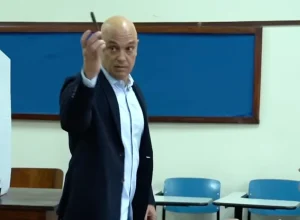 Ministro Alexandre de Moraes exibe celular ao votar em São Paulo