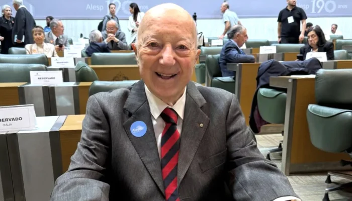 Morre Cláudio Carsughi, ícone do jornalismo esportivo, aos 93 anos
