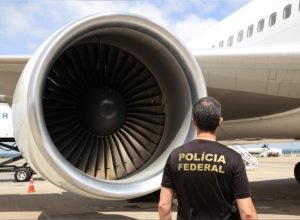 Mulher é detida no Galeão por furto de bagagens