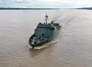 Navio de guerra peruano autorizado a navegar em águas brasileiras