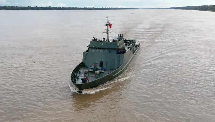Navio de guerra peruano autorizado a navegar em águas brasileiras