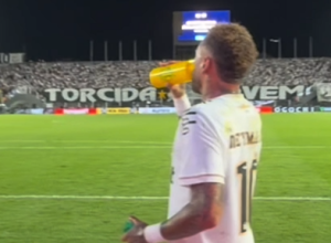 Neymar provoca goleiro Walter ao beber sua água durante jogo