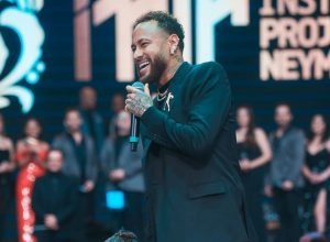 Neymar reflete sobre futuro incerto após término de contrato com o Santos
