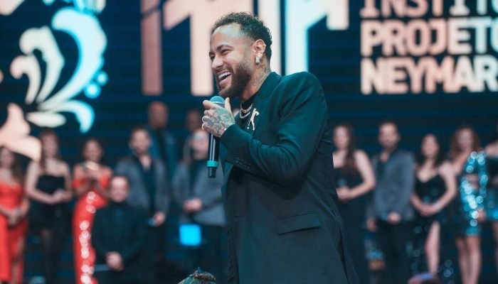 Neymar reflete sobre futuro incerto após término de contrato com o Santos