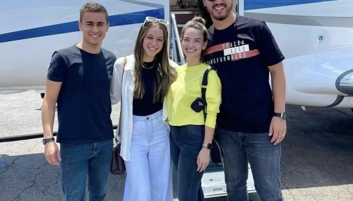 Nikolas Ferreira e o pastor Guilherme Batista ao lado do jato de Daniel Vorcaro, dono do Master (...