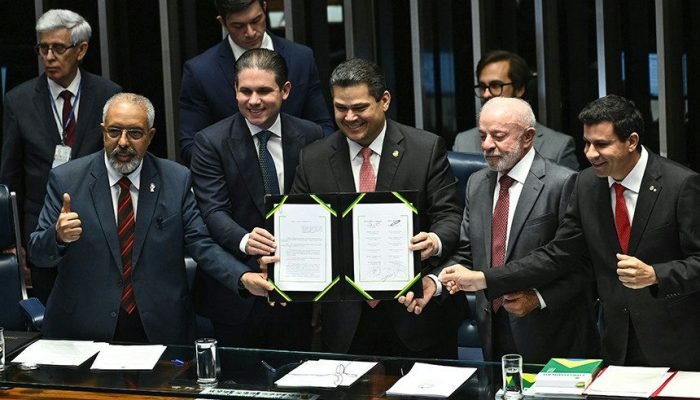 Nova jornada de trabalho no Brasil: desafios e impactos da PEC 221