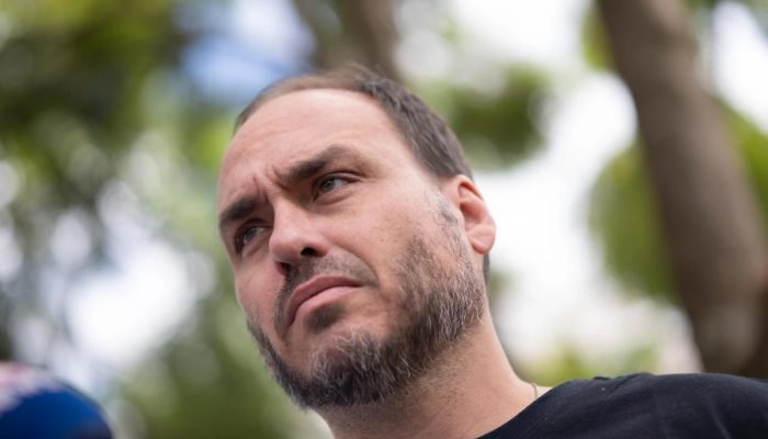 1 de 1 o-senador-flavio-bolsonaro-e-carlos-bolsonaro-durante-coletiva-no-frente-ao-hospital-df-st...