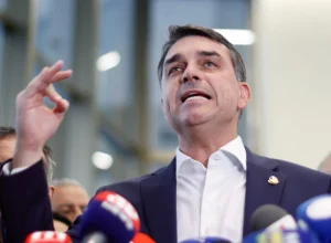 Oposição questiona intimação de Flávio Bolsonaro pela PF após eleições