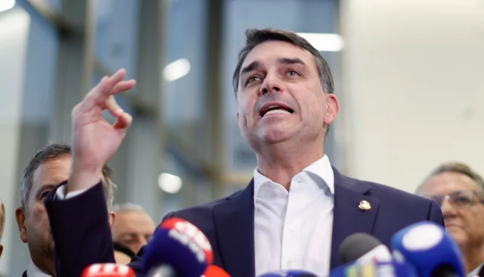 Oposição questiona intimação de Flávio Bolsonaro pela PF após eleições
