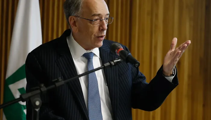 Pedro Parente critica candidatos e destaca riscos políticos