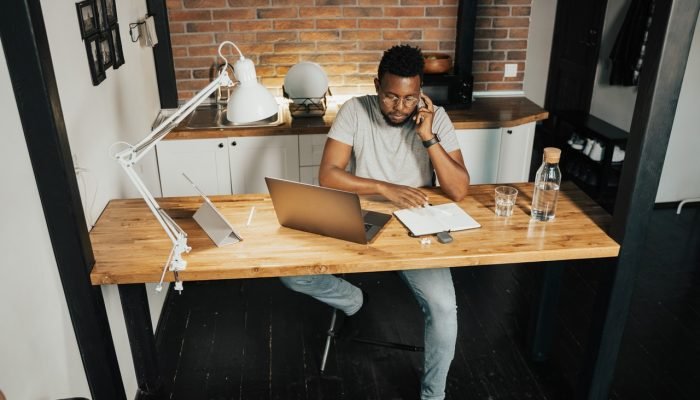 Homem trabalhando em escritório Home Office (Foto: Pexels/ Tima Miroshnichenko)