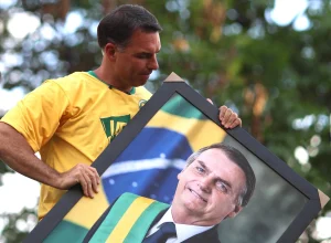 PGR apoia visita de Flávio a Bolsonaro em prisão domiciliar