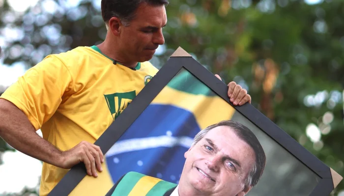 PGR apoia visita de Flávio a Bolsonaro em prisão domiciliar