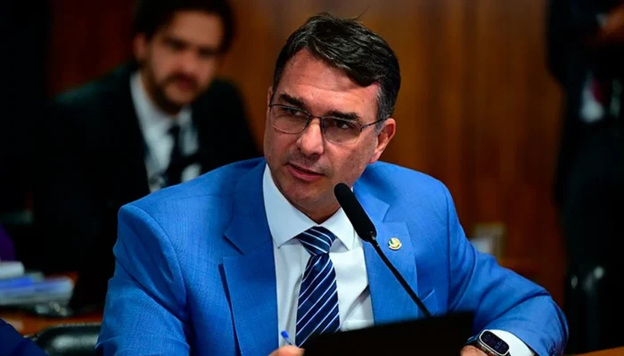 PGR investiga possível defesa de Flávio Bolsonaro a interesses de Vorcaro