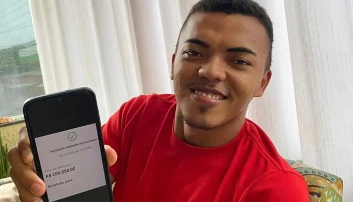 1 de 1 homem sorrindo segurando celular - Foto: Reprodução/Redes sociais