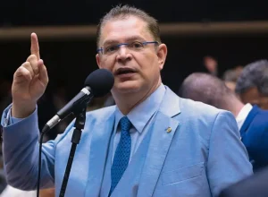 PL propõe regime de pagamento por hora trabalhada em 2027 com eleição de Flávio Bolsonaro