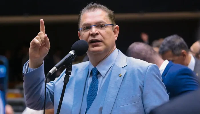 PL propõe regime de pagamento por hora trabalhada em 2027 com eleição de Flávio Bolsonaro