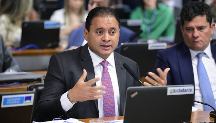 Polícia Federal investiga fraudes no INSS envolvendo senador e advogado