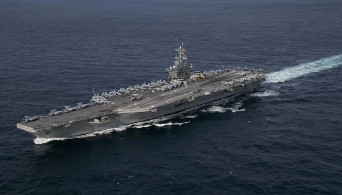 Porta-aviões USS Lincoln enfrenta crise após 250 dias no mar