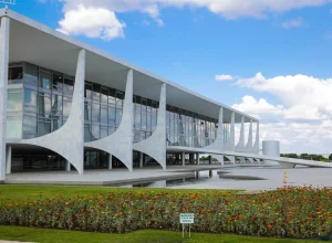 Possível retorno de adolescentes ao Alvorada com Flávio Bolsonaro