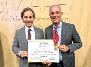 Prefeito de Vitória de Santo Antão recebe Medalha do Mérito Eleitoral