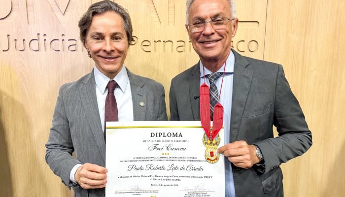 Prefeito de Vitória de Santo Antão recebe Medalha do Mérito Eleitoral