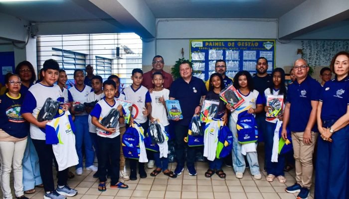 Prefeitura de Rio Formoso reforça educação com novos fardamentos
