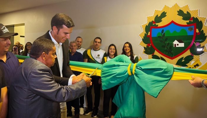 Prefeitura reformada é inaugurada com novos veículos e obras anunciadas