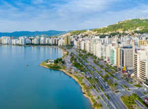 Previsão do tempo em Florianópolis: sol e chuvas leves marcam a semana
