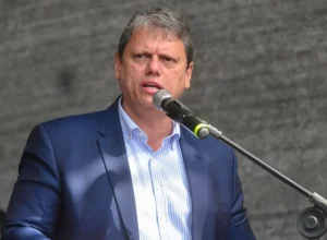 Privatização da Sabesp reduz tarifa em 15%, afirma governador de SP