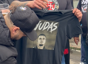 Protesto de torcedores do Vasco contra Coutinho marca jogo contra Grêmio