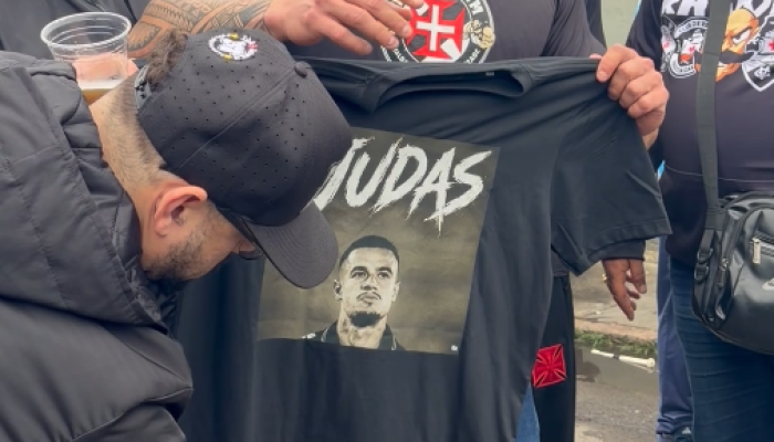 Protesto de torcedores do Vasco contra Coutinho marca jogo contra Grêmio